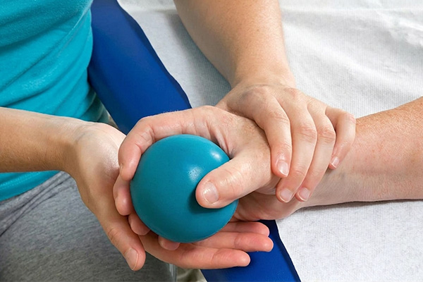 Handtherapie mit einem Ball