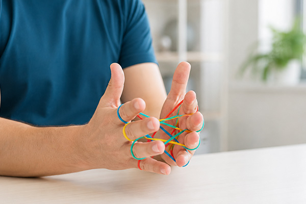Handtherapie mit Gummibändern